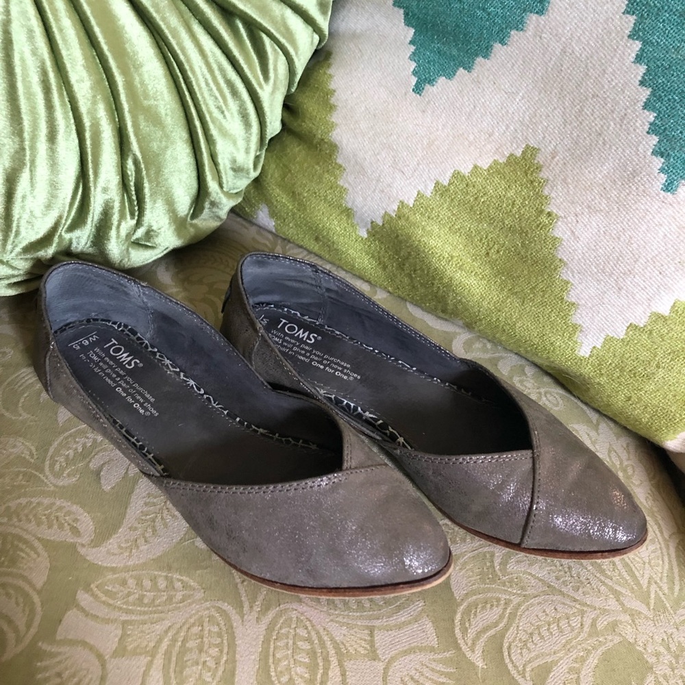 Metallic Gray/Dark Silver Toms flats, size 6.5 (6)